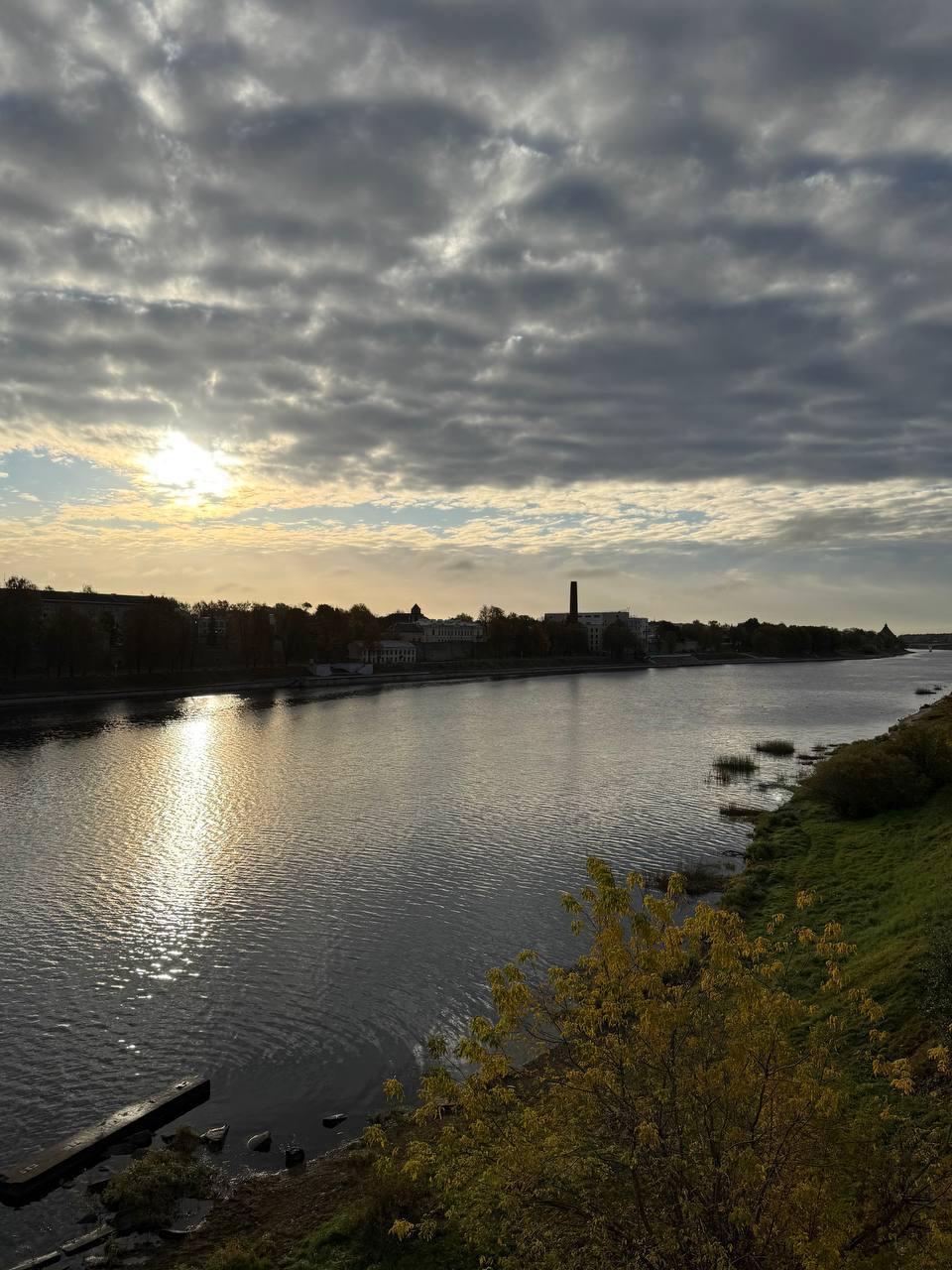 Прогулка по золотым дорожкам набережной: солнце, река и уютный шёпот осени Прогулка по золотым дорожкам набережной: солнце, река и уютный шёпот осени