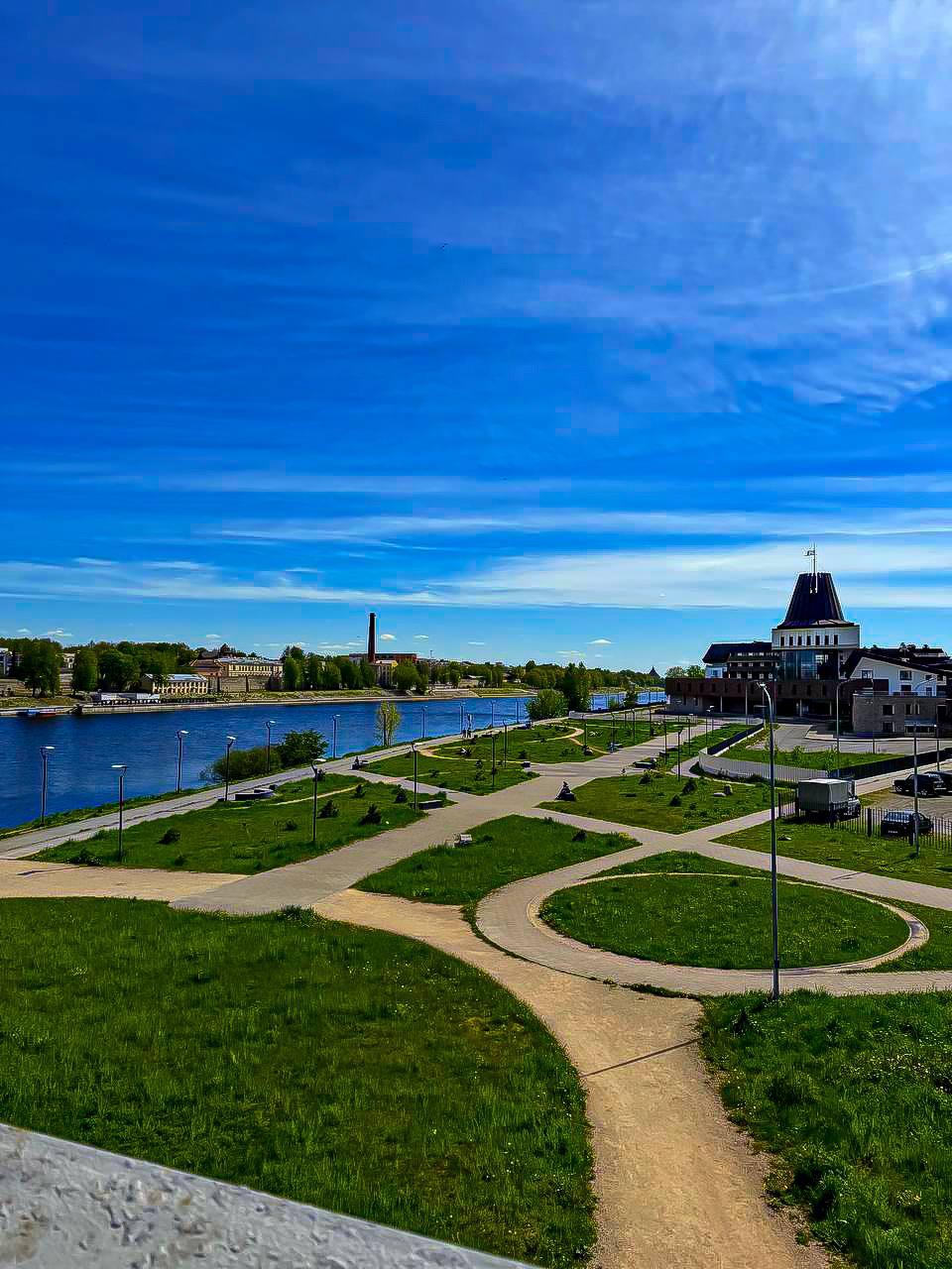 Прогулка по золотым дорожкам набережной: солнце, река и уютный шёпот осени