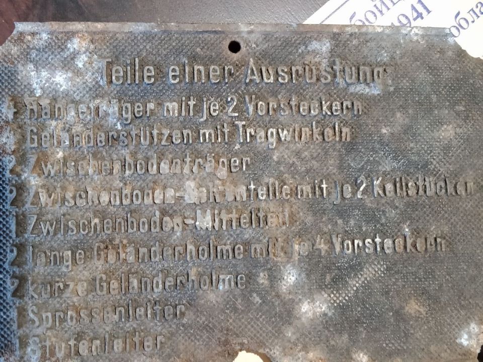 Табличку времен Великой Отечественной войны с надписями на немецком обнаружил в лесу житель посёлка Идрица Себежского района