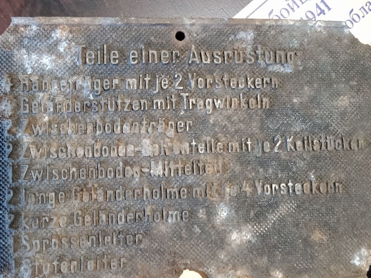 Табличку времен Великой Отечественной войны с надписями на немецком обнаружил в лесу житель посёлка Идрица Себежского района