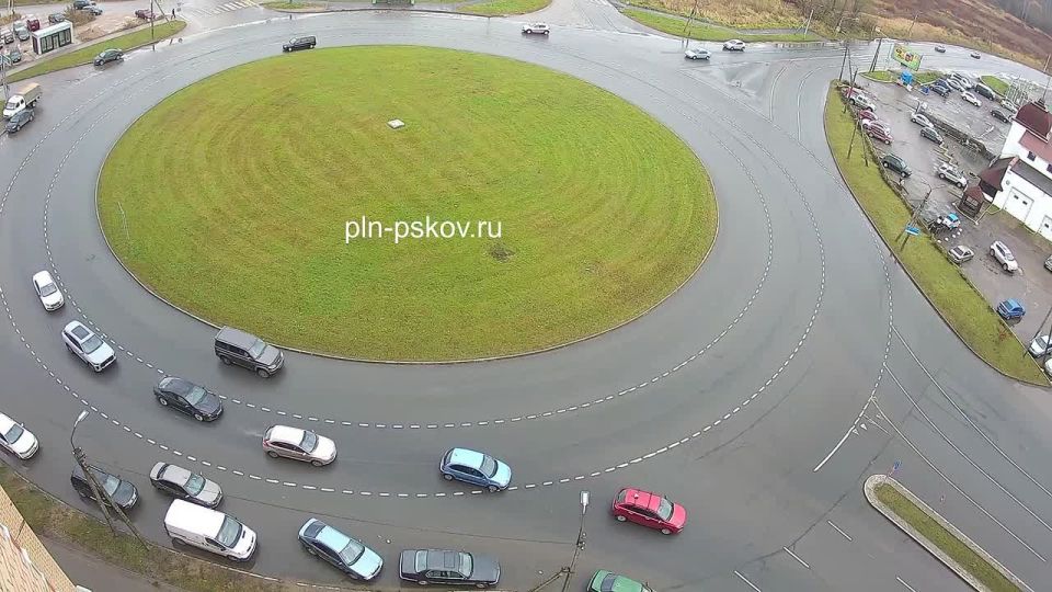Два ДТП на одном перекрестке с круговым движением произошли в Пскове за два часа