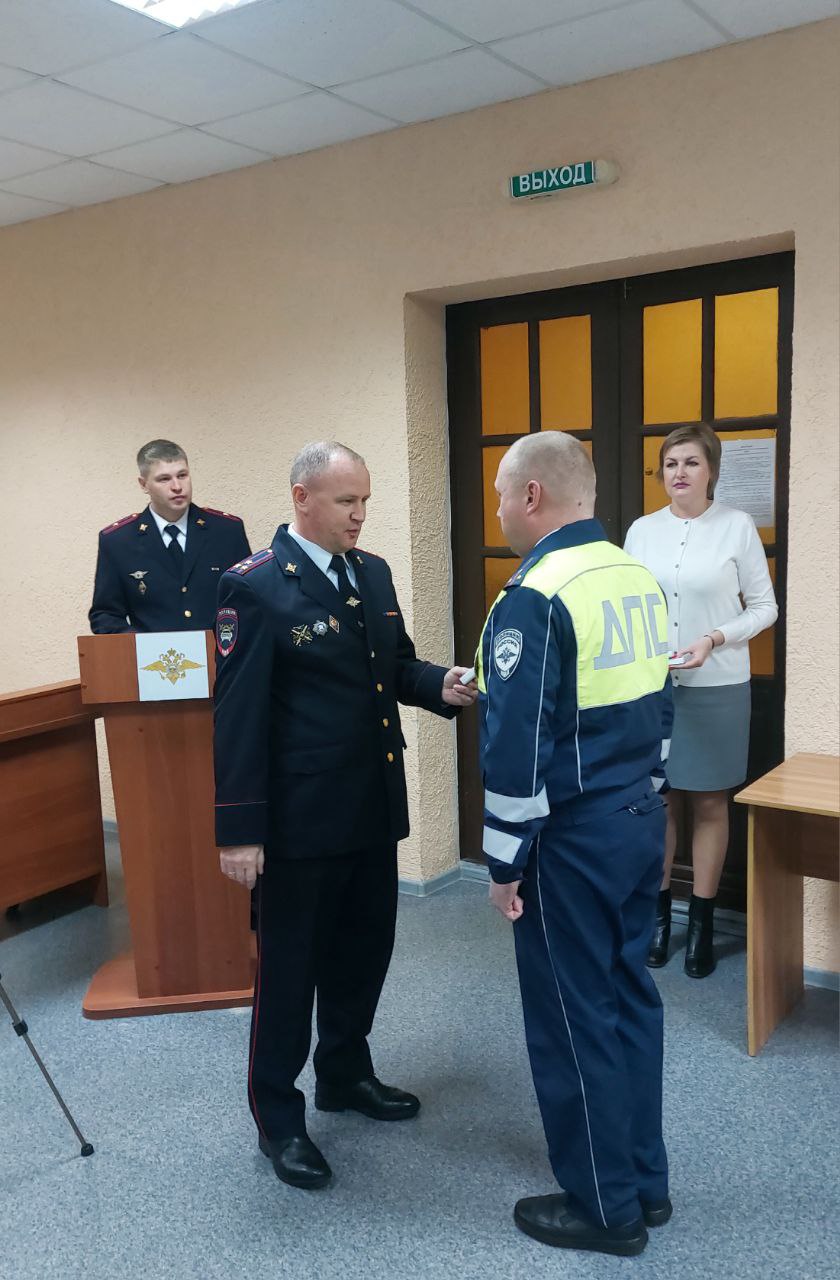 10 ноября свой профессиональный праздник отмечают сотрудники Российской полиции, и даже в такой день стражи порядка не оставляют службу, работа идёт в обычном режиме, лишь небольшой перерыв на вручение заслуженных наград 10 ноября свой профессиональный праздник отмечают сотрудники Российской полиции, и даже в такой день стражи порядка не оставляют службу, работа идёт в обычном режиме, лишь небольшой перерыв на вручение заслуженных наград