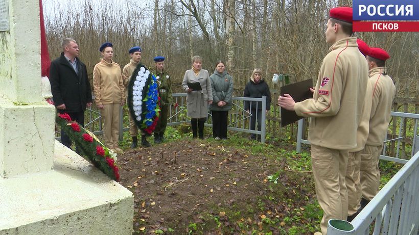 Памятную табличку обновили на братском захоронении в деревне Валуй Дновского округа