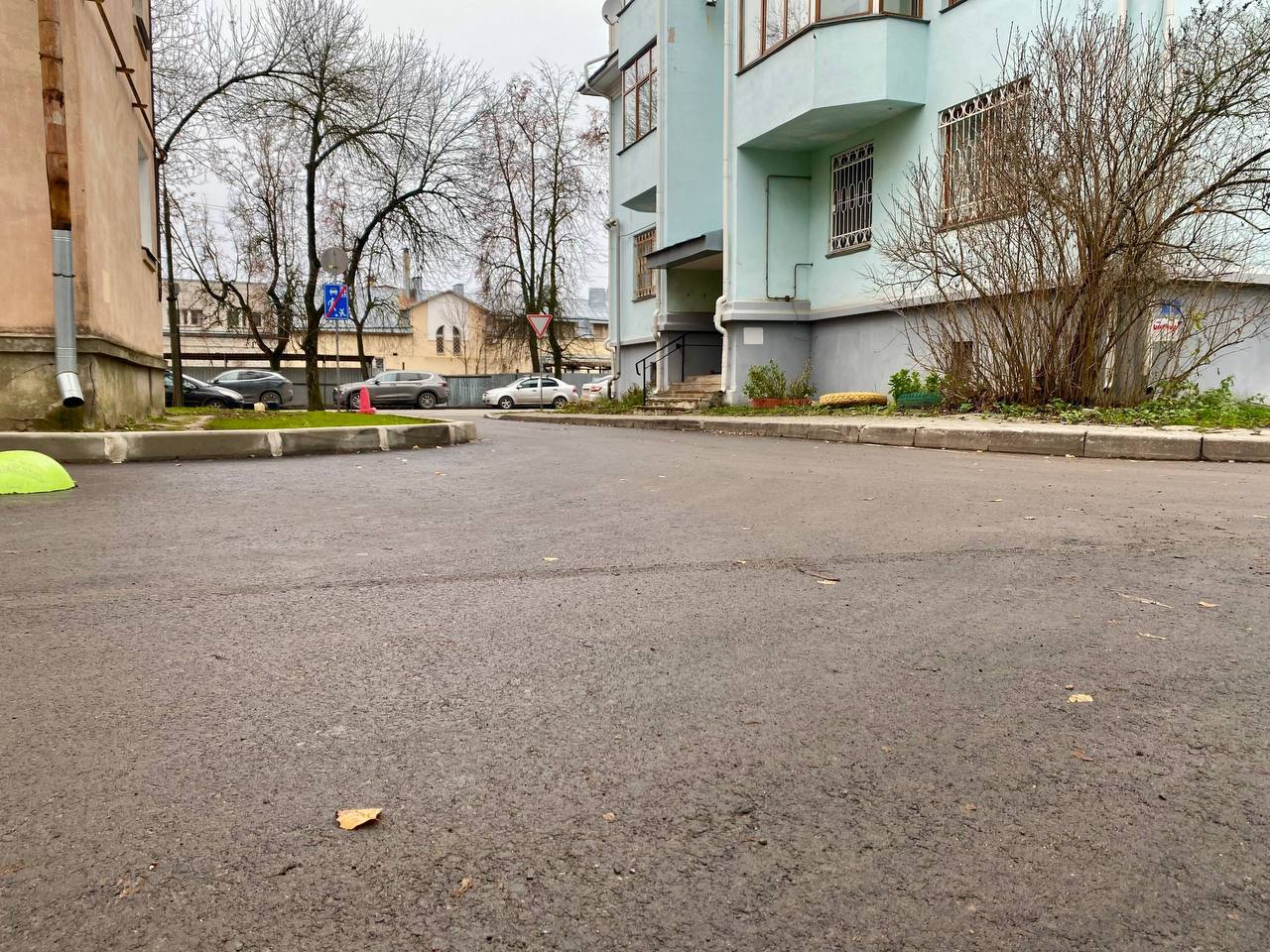 Елкин Борис: На улице Гоголя, у дома №25, дорожники вышли на финишную прямую в работе по благоустройству придомовой территории