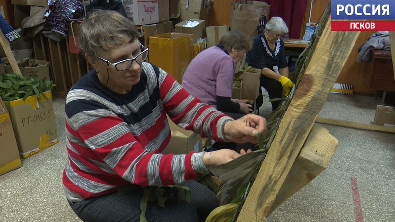 Больше 700 маскировочных сетей сплели за год волонтеры из организации "Скобари Дно" Больше 700 маскировочных сетей сплели за год волонтеры из организации "Скобари Дно"