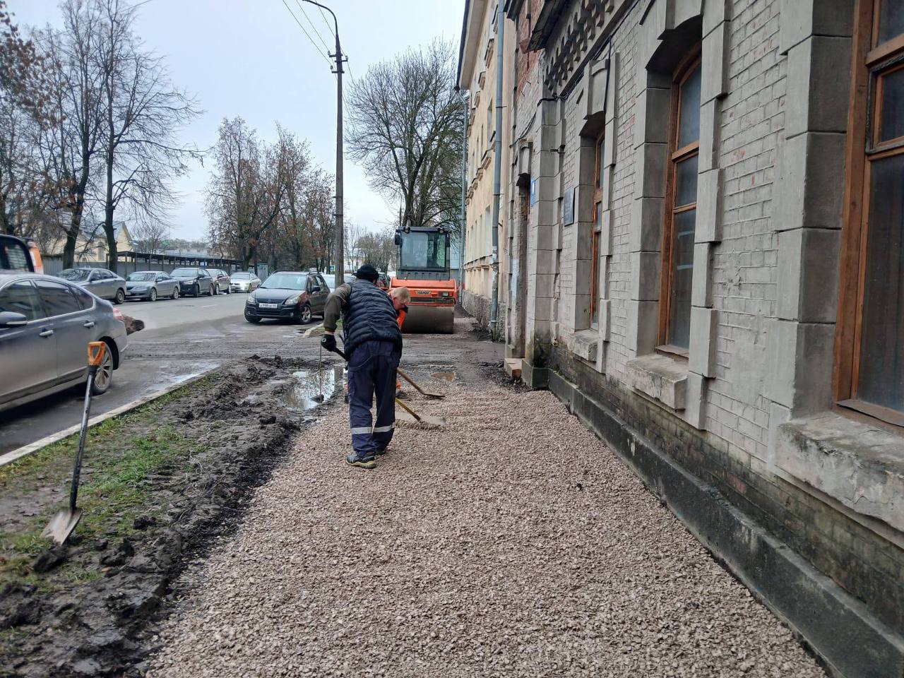 Елкин Борис: На улице Гоголя, у дома №25, дорожники вышли на финишную прямую в работе по благоустройству придомовой территории Елкин Борис: На улице Гоголя, у дома №25, дорожники вышли на финишную прямую в работе по благоустройству придомовой территории