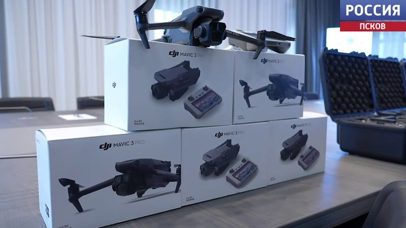 Очередную партию квадрокоптеров передал командованию 76-й дивизии губернатор Михаил Ведерников