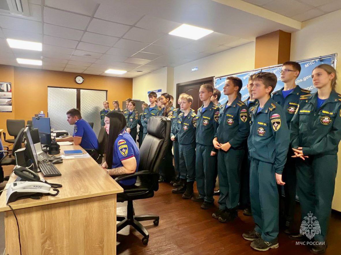 Путь к профессии: кадеты посетили чрезвычайное ведомство Путь к профессии: кадеты посетили чрезвычайное ведомство