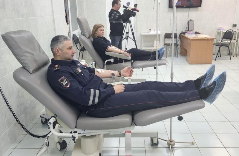В южной столице региона в преддверии Всемирного дня памяти жертв ДТП, который отмечается каждое третье воскресенье ноября, дорожные полицейские совместно с работниками Великолукской станции переливания крови провели...