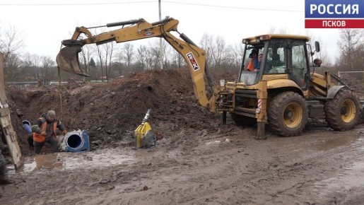 В Великих Луках реконструируют водовод, который проходит от проспекта Гагарина через железнодорожные пути до улицы Малышева