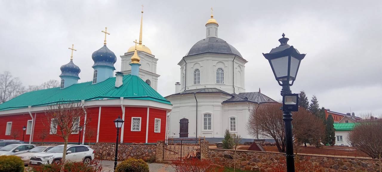 Кованые двери установили в храме Сорока Севастийских Мучеников в Печорах