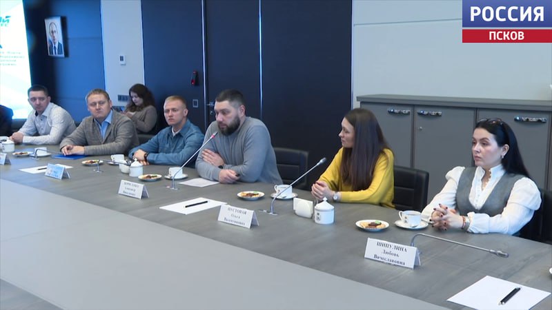 Губернатор Михаил Ведерников встретился с участниками СВО и членами их семей, прошедшими обучение по федеральной образовательной программе "СВОй бизнес" Губернатор Михаил Ведерников встретился с участниками СВО и членами их семей, прошедшими обучение по федеральной образовательной программе "СВОй бизнес"