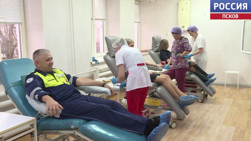 Сегодня, в преддверии Всемирного дня памяти жертв ДТП, который отмечается каждое третье воскресенье ноября, дорожные полицейские провели профилактическую акцию "Подари жизнь!"