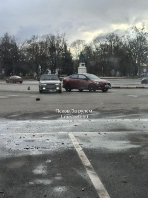 ДТП произошло на Октябрьской площади, сообщили в телеграм-канале "Псков.За рулем"