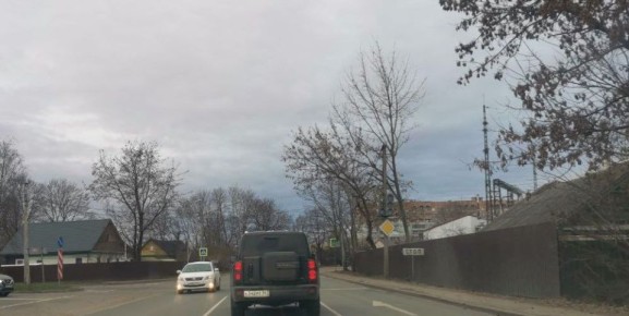 Псковским автомобилистам стоит быть особенно внимательными при проезде участка на перекрестке улиц Льва Толстого и Речной