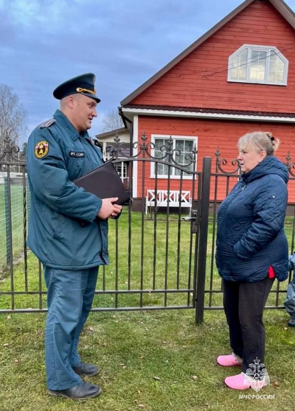 #Профилактика. Сегодня сотрудниками Главного управления МЧС России по Псковской области в рамках профилактики пожаров и их последствий в осенний пожароопасный период проведен профилактический рейд на территории Невельского...