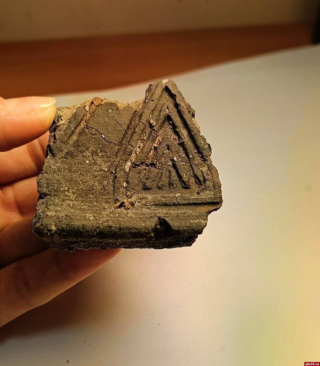 Коллекция псковских археологов пополнилась фрагментами дуговых кирпичей Коллекция псковских археологов пополнилась фрагментами дуговых кирпичей