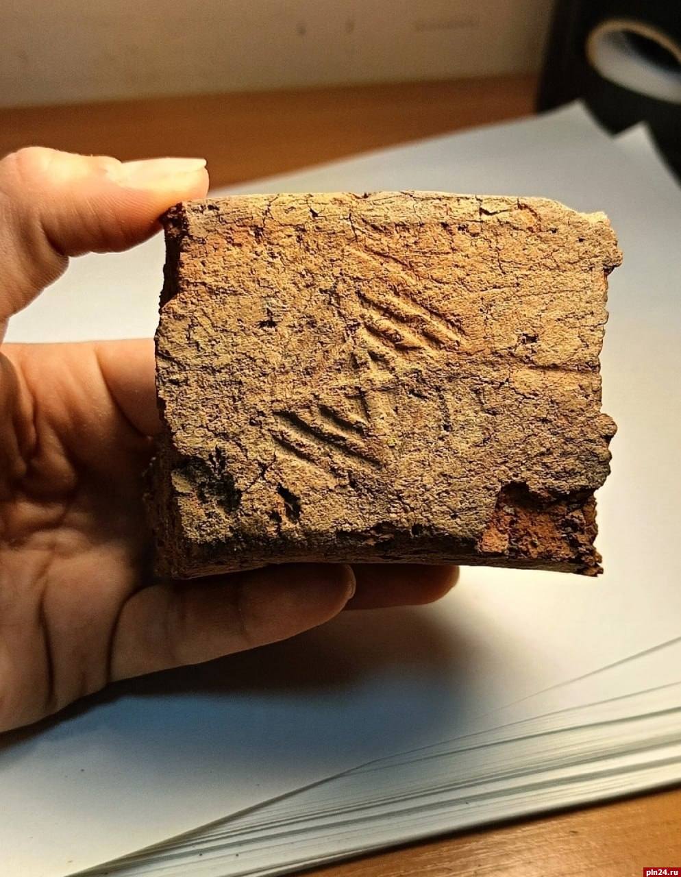 Коллекция псковских археологов пополнилась фрагментами дуговых кирпичей Коллекция псковских археологов пополнилась фрагментами дуговых кирпичей