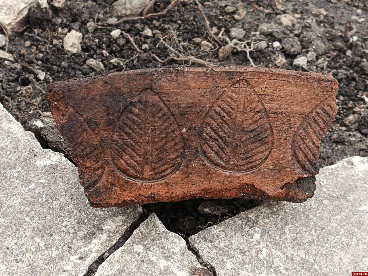 Коллекция псковских археологов пополнилась фрагментами дуговых кирпичей