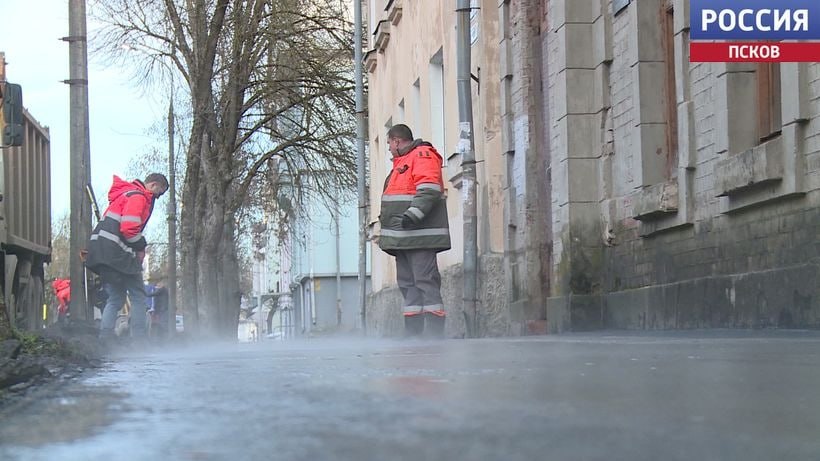 У дома №25 на улице Гоголя в Пскове завершаются работы по благоустройству придомовой территории