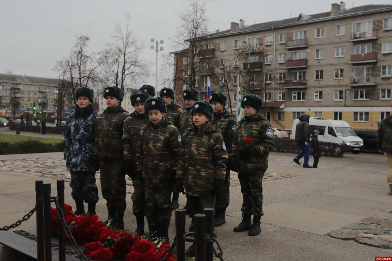 Губернатор Псковской области Михаил Ведерников и премьер-министр Республики Абхазия Владимир Делба возложили цветы к могиле Неизвестного солдата в Пскове 17 ноября Губернатор Псковской области Михаил Ведерников и премьер-министр Республики Абхазия Владимир Делба возложили цветы к могиле Неизвестного солдата в Пскове 17 ноября