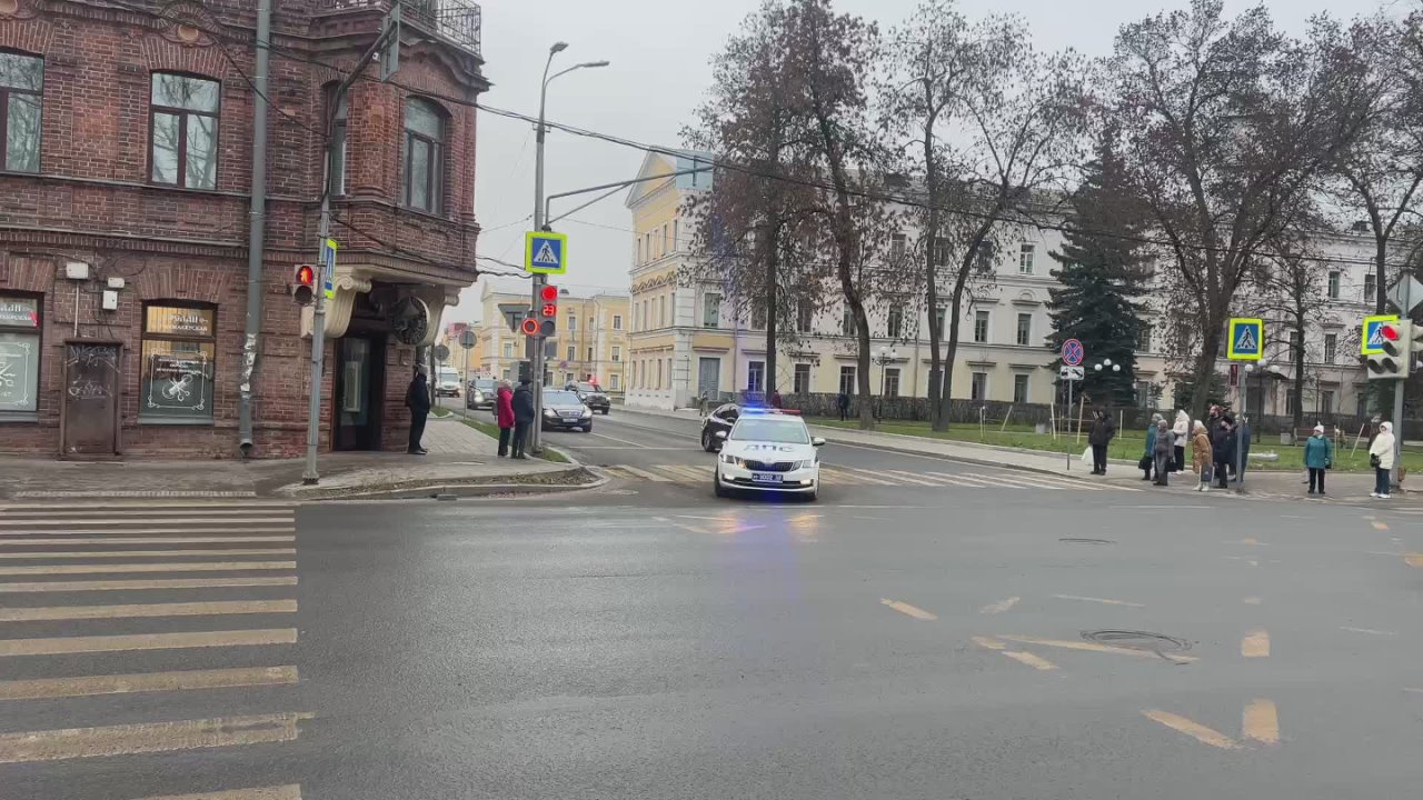 Кортеж с премьер-министром Абхазии Владимиром Делба покинул здание правительства Псковской области