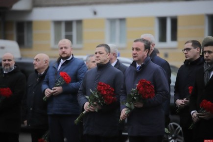 Губернатор Псковской области Михаил Ведерников и премьер-министр Республики Абхазия Владимир Делба возложили цветы к могиле Неизвестного солдата в Пскове 17 ноября