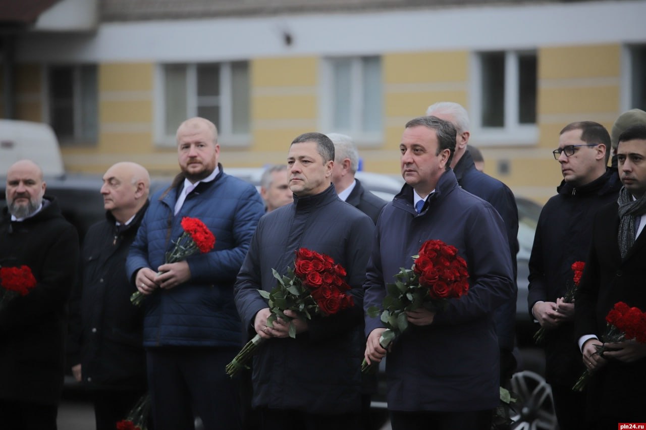Губернатор Псковской области Михаил Ведерников и премьер-министр Республики Абхазия Владимир Делба возложили цветы к могиле Неизвестного солдата в Пскове 17 ноября