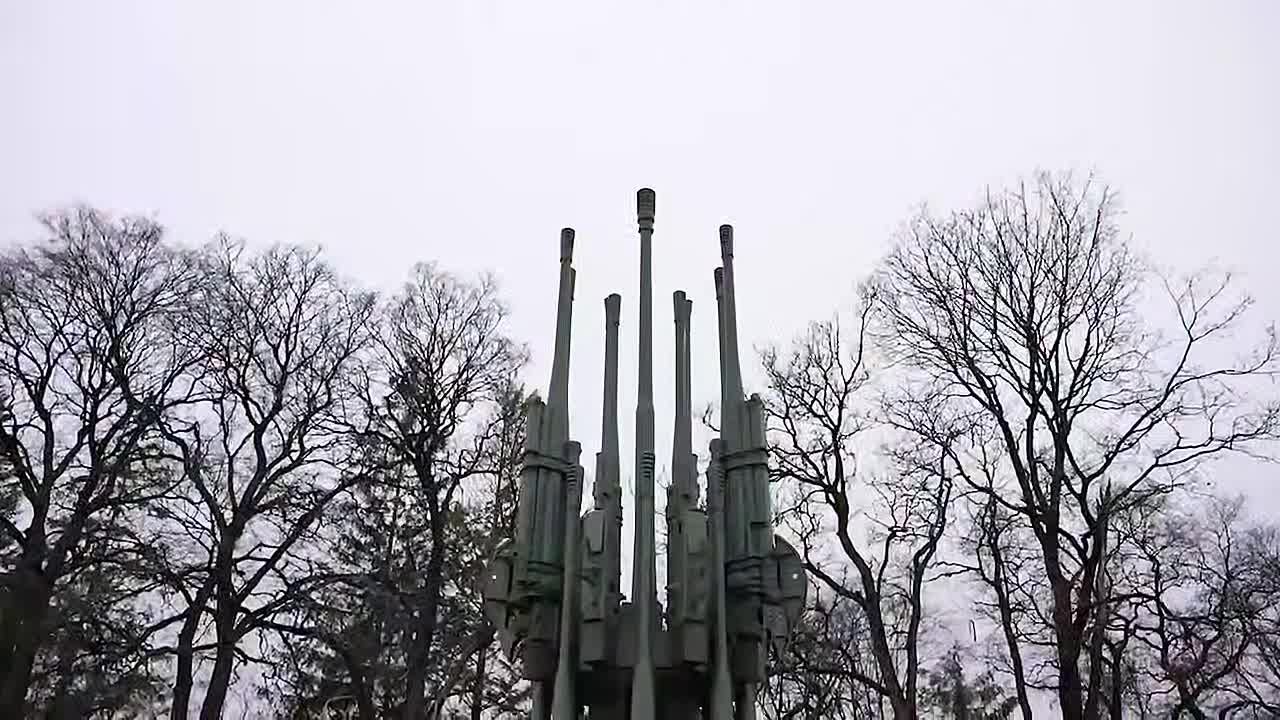 Губернатор Михаил Ведерников вместе с Премьер-министром Республики Абхазия Владимиром ДЕЛБА возложили цветы к подножию монумента у Могилы Неизвестного солдат