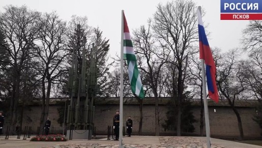 Премьер-министр Республики Абхазия и губернатор Михаил Ведерников возложили цветы к могиле Неизвестного солдата