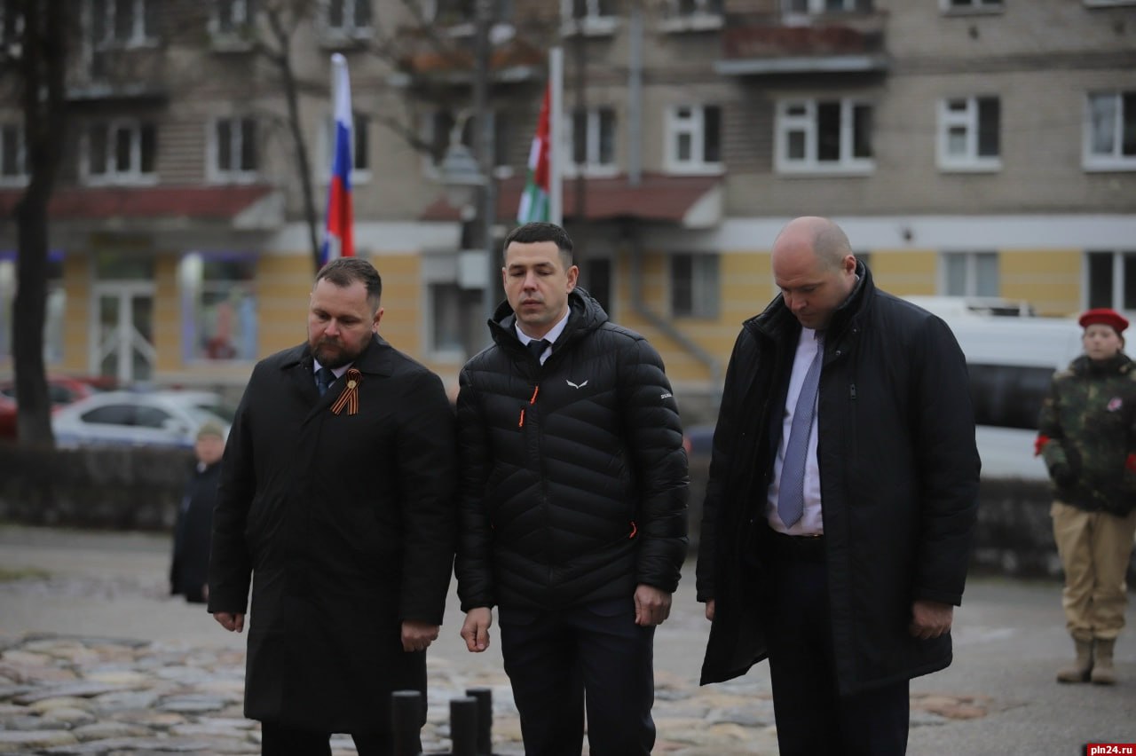 Губернатор Псковской области Михаил Ведерников и премьер-министр Республики Абхазия Владимир Делба возложили цветы к могиле Неизвестного солдата в Пскове 17 ноября Губернатор Псковской области Михаил Ведерников и премьер-министр Республики Абхазия Владимир Делба возложили цветы к могиле Неизвестного солдата в Пскове 17 ноября