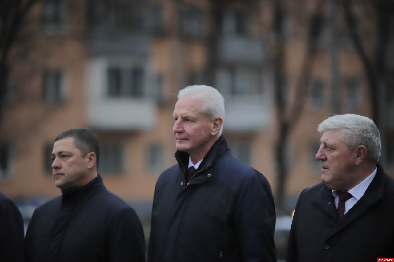 Губернатор Псковской области Михаил Ведерников и премьер-министр Республики Абхазия Владимир Делба возложили цветы к могиле Неизвестного солдата в Пскове 17 ноября Губернатор Псковской области Михаил Ведерников и премьер-министр Республики Абхазия Владимир Делба возложили цветы к могиле Неизвестного солдата в Пскове 17 ноября