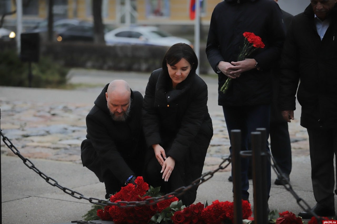 Губернатор Псковской области Михаил Ведерников и премьер-министр Республики Абхазия Владимир Делба возложили цветы к могиле Неизвестного солдата в Пскове 17 ноября Губернатор Псковской области Михаил Ведерников и премьер-министр Республики Абхазия Владимир Делба возложили цветы к могиле Неизвестного солдата в Пскове 17 ноября