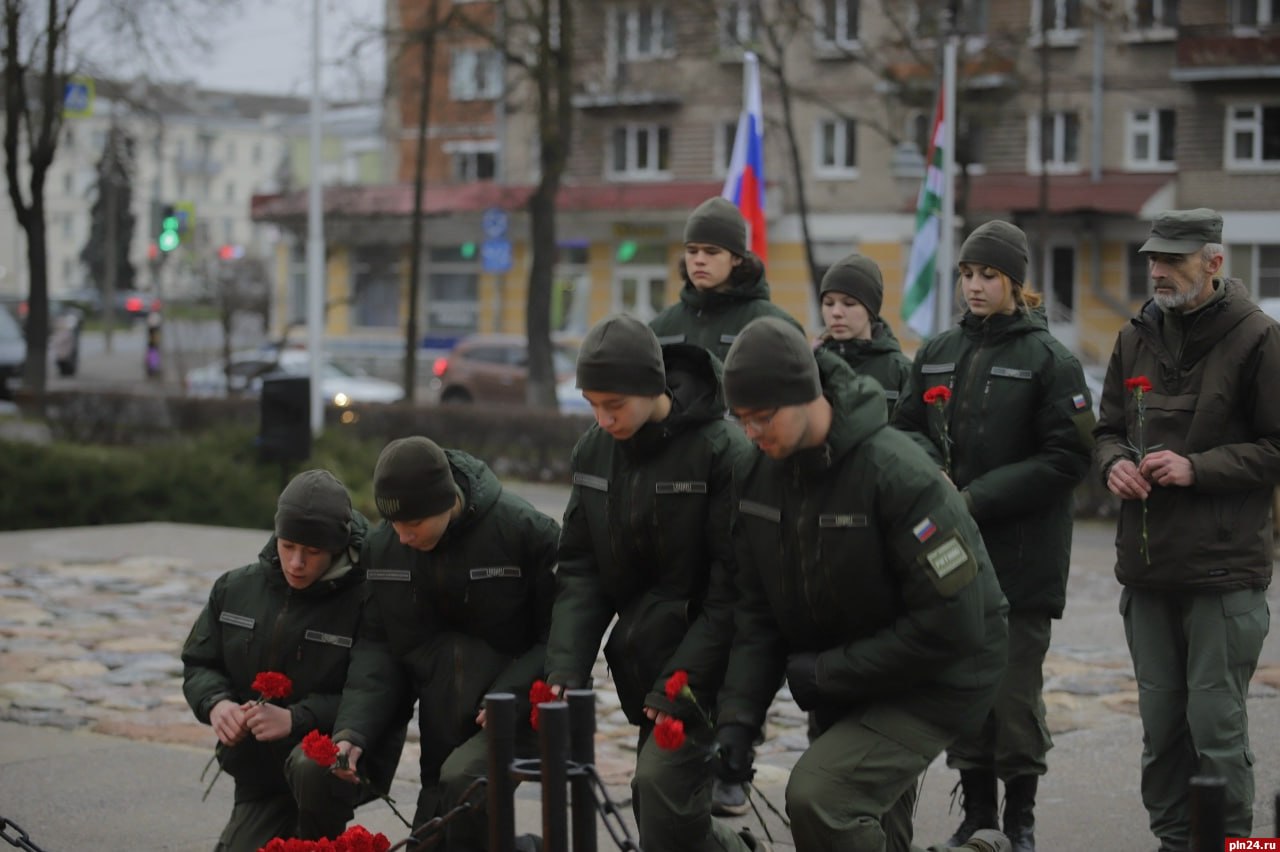 Губернатор Псковской области Михаил Ведерников и премьер-министр Республики Абхазия Владимир Делба возложили цветы к могиле Неизвестного солдата в Пскове 17 ноября Губернатор Псковской области Михаил Ведерников и премьер-министр Республики Абхазия Владимир Делба возложили цветы к могиле Неизвестного солдата в Пскове 17 ноября