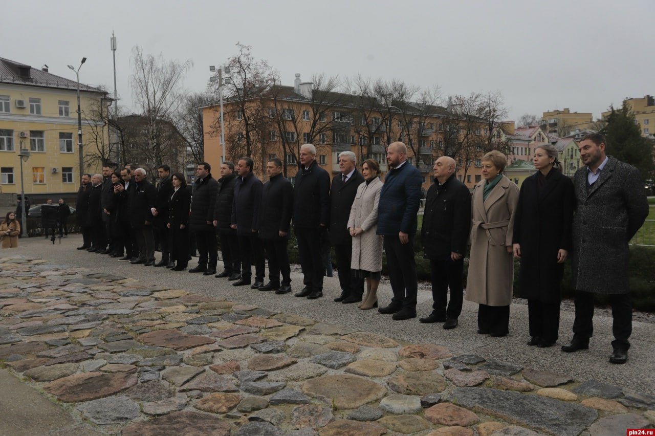 Губернатор Псковской области Михаил Ведерников и премьер-министр Республики Абхазия Владимир Делба возложили цветы к могиле Неизвестного солдата в Пскове 17 ноября Губернатор Псковской области Михаил Ведерников и премьер-министр Республики Абхазия Владимир Делба возложили цветы к могиле Неизвестного солдата в Пскове 17 ноября