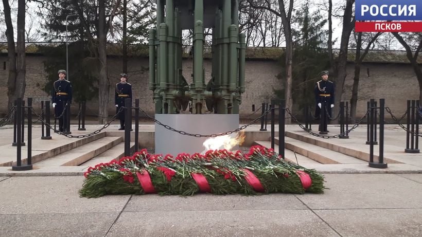Премьер-министр Республики Абхазия и губернатор Михаил Ведерников возложили цветы к могиле Неизвестного солдата Премьер-министр Республики Абхазия и губернатор Михаил Ведерников возложили цветы к могиле Неизвестного солдата