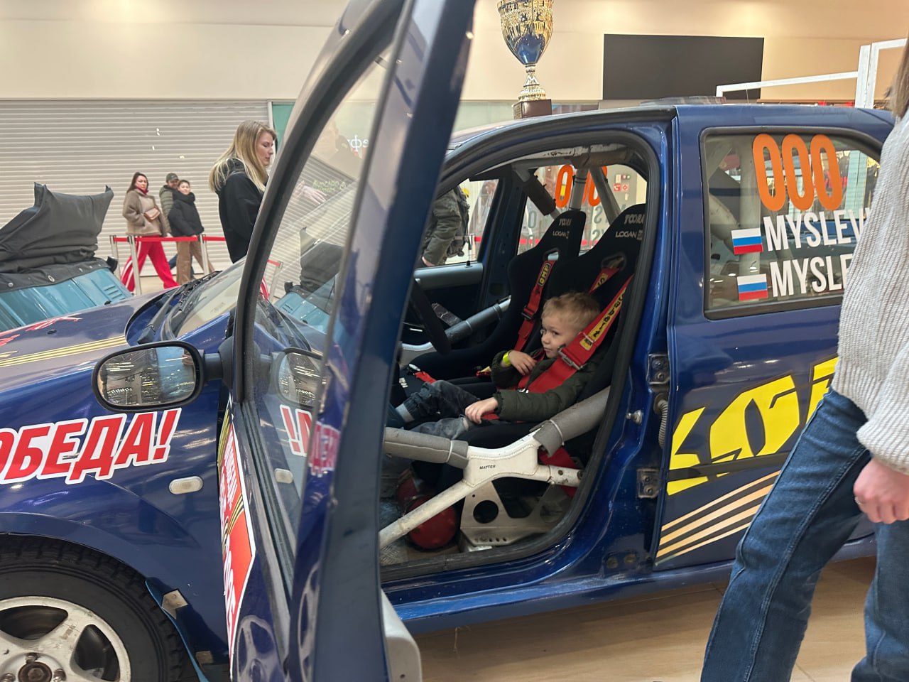 В торгово-досуговом центре Пскова в минувшие выходные прошло мероприятие по безопасности дорожного движения В торгово-досуговом центре Пскова в минувшие выходные прошло мероприятие по безопасности дорожного движения