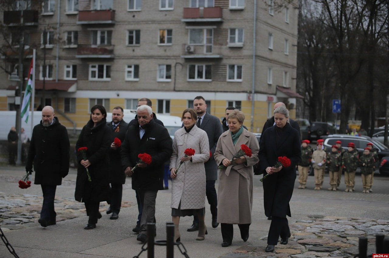Губернатор Псковской области Михаил Ведерников и премьер-министр Республики Абхазия Владимир Делба возложили цветы к могиле Неизвестного солдата в Пскове 17 ноября Губернатор Псковской области Михаил Ведерников и премьер-министр Республики Абхазия Владимир Делба возложили цветы к могиле Неизвестного солдата в Пскове 17 ноября