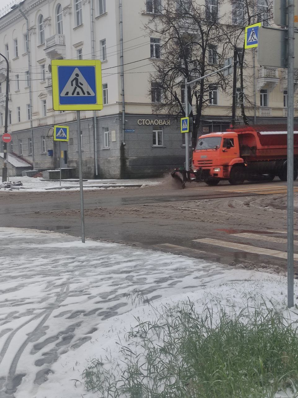 Великие Луки перешли на зимний режим: коммунальные службы готовы к снегопадам Великие Луки перешли на зимний режим: коммунальные службы готовы к снегопадам