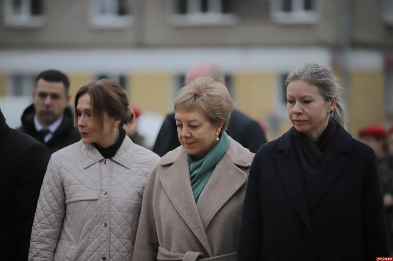 Губернатор Псковской области Михаил Ведерников и премьер-министр Республики Абхазия Владимир Делба возложили цветы к могиле Неизвестного солдата в Пскове 17 ноября Губернатор Псковской области Михаил Ведерников и премьер-министр Республики Абхазия Владимир Делба возложили цветы к могиле Неизвестного солдата в Пскове 17 ноября