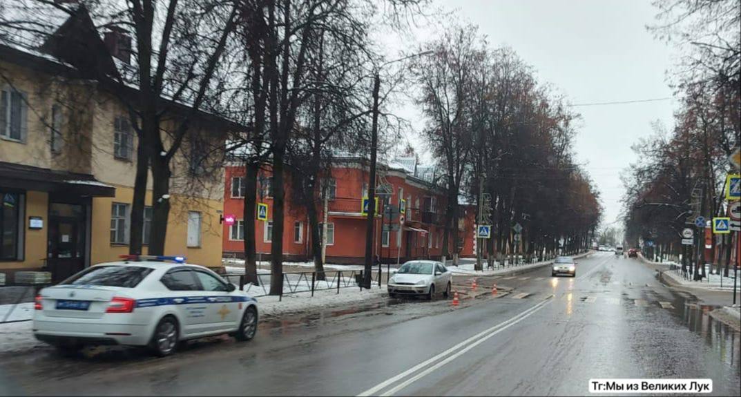 Сегодня утром в Великих Луках произошло ДТП, в результате которого 17-летний парень оказался под колесами автомобиля Ford, сообщили в телеграм-канале новостей Пскова и области