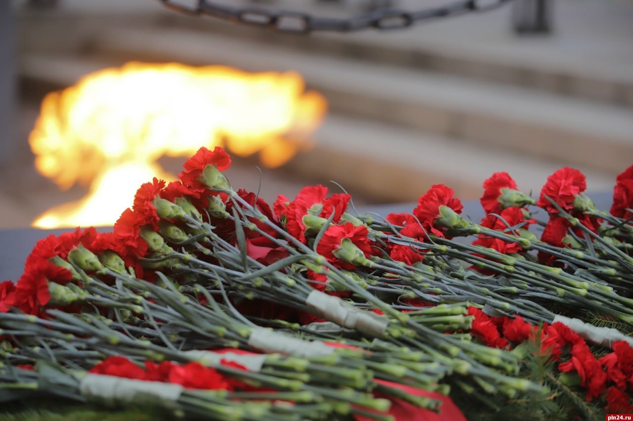 Губернатор Псковской области Михаил Ведерников и премьер-министр Республики Абхазия Владимир Делба возложили цветы к могиле Неизвестного солдата в Пскове 17 ноября Губернатор Псковской области Михаил Ведерников и премьер-министр Республики Абхазия Владимир Делба возложили цветы к могиле Неизвестного солдата в Пскове 17 ноября