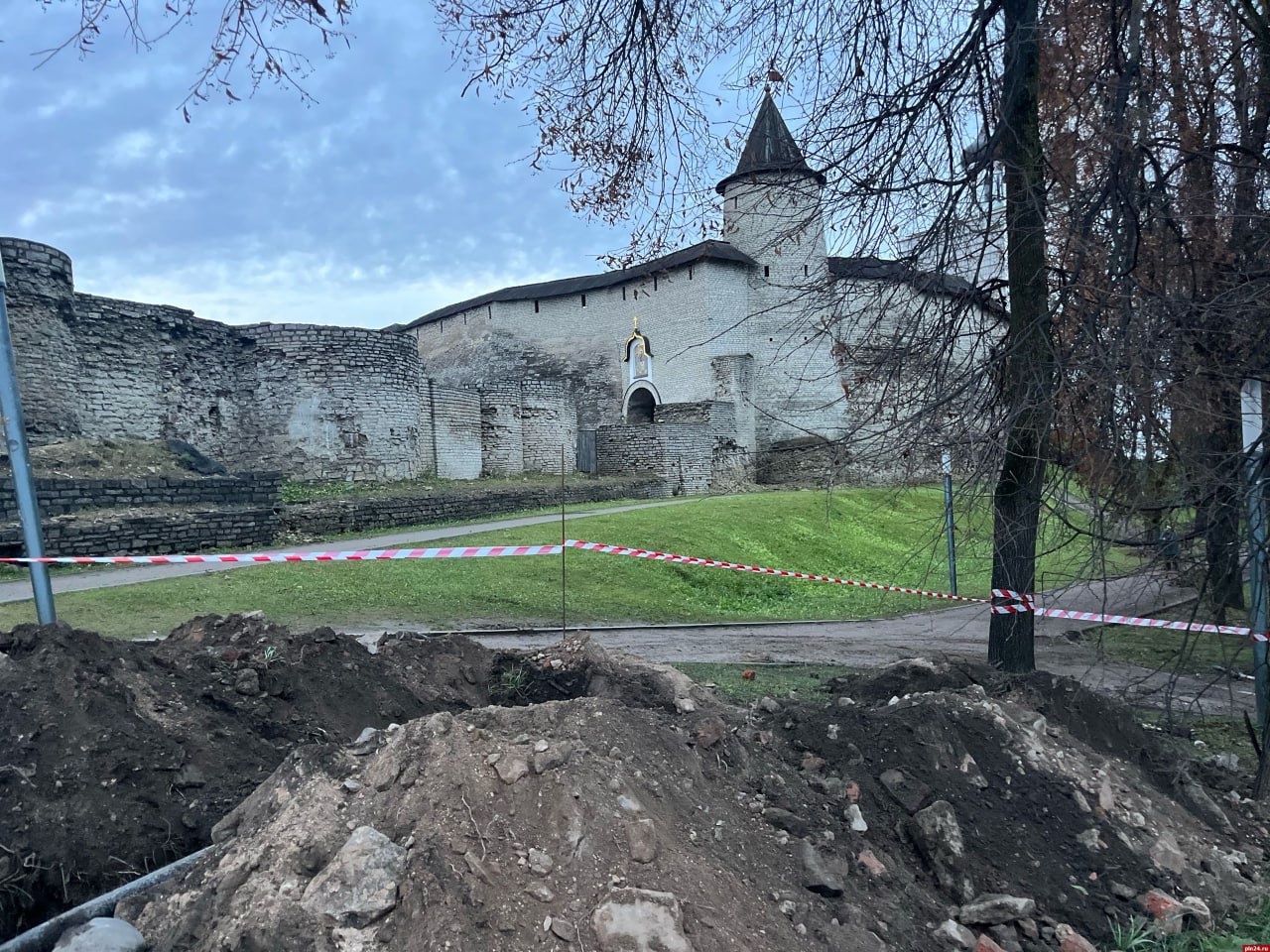 Стала известна причина появления трансформаторной будки возле Псковского кремля Стала известна причина появления трансформаторной будки возле Псковского кремля