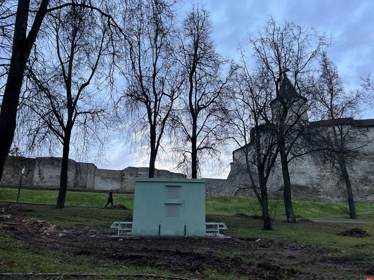 Стала известна причина появления трансформаторной будки возле Псковского кремля Стала известна причина появления трансформаторной будки возле Псковского кремля