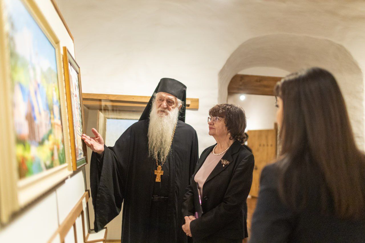 В Пскове открылась выставка картин из собрания Каманского монастыря В Пскове открылась выставка картин из собрания Каманского монастыря