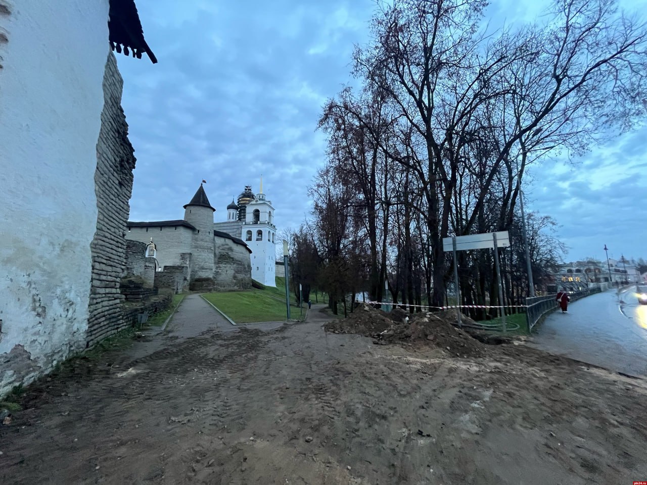 Стала известна причина появления трансформаторной будки возле Псковского кремля Стала известна причина появления трансформаторной будки возле Псковского кремля