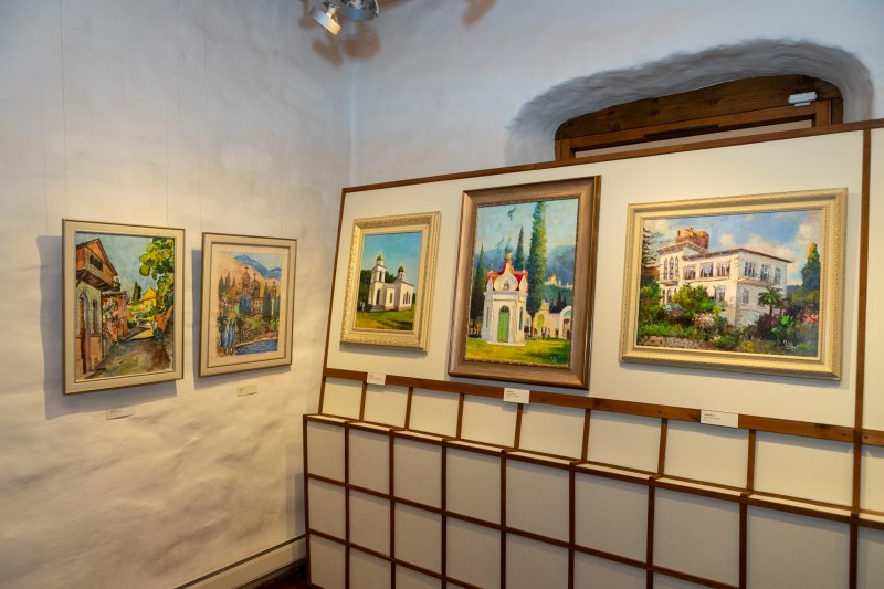 Выставка картин абхазских художников из коллекции Каманского монастыря открылась в Псковском музее-заповеднике Выставка картин абхазских художников из коллекции Каманского монастыря открылась в Псковском музее-заповеднике