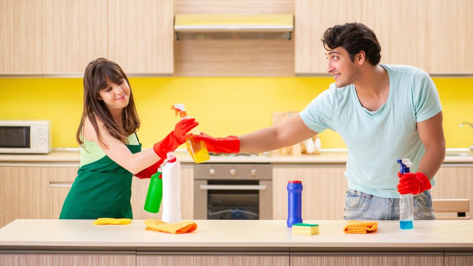 Жир с кухонного фартука исчезнет мигом: вы и не знали о таком способе чистки