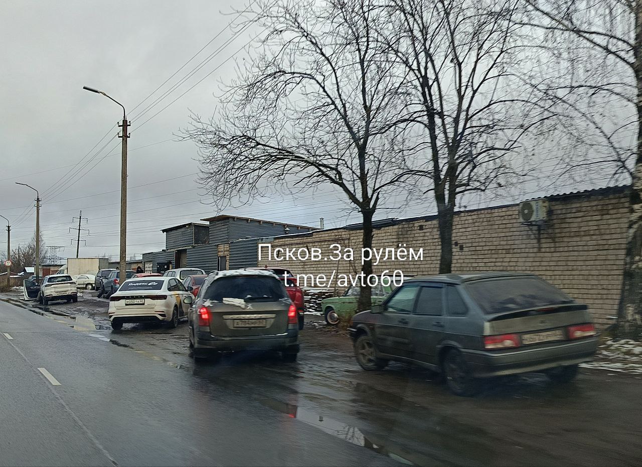 Псковские водители сообщают об ажиотаже на шиномонтажах