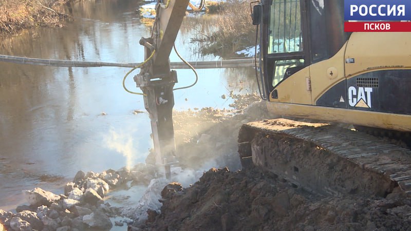 В Пыталово ведутся работы по реконструкции моста через реку Утроя В Пыталово ведутся работы по реконструкции моста через реку Утроя